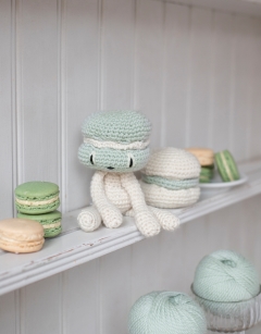 Macarons in a Tin