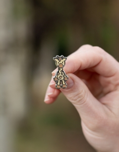 Caitlin the Giraffe Pin