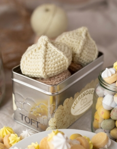Meringues in a Tin